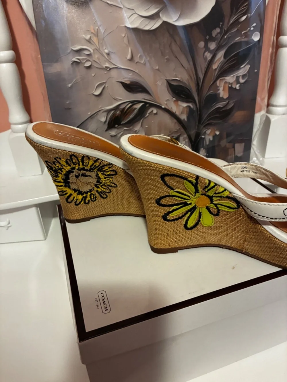 COACH VINTAGE WHITE WEDGE W/BEE APPLIQUE - Picture 7 of 7